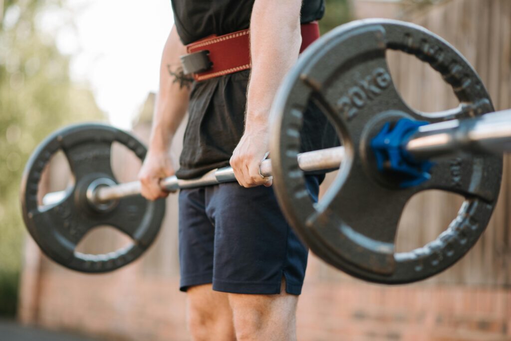 Man wearing a lever lifting belt, one of the two main lifting belt closure types